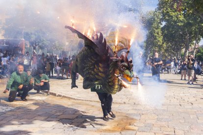 Els elements de foc van tornar a generar divisió d'opinions: alguns infants es divertien amb l'espectacle d'espurnes i altres tenien por.