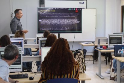 Una classe d'un curs de formació per a adults.