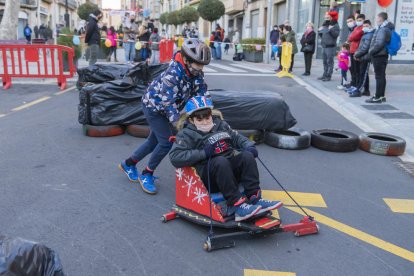 Los jóvenes niños prepararon sus carros días antes.