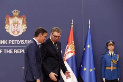 El presidente español y el presidente serbio saliendo de la conferencia de prensa que han ofrecido en Belgrado.