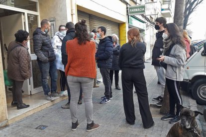 Un grupo de personas dando apoyo a los vecinos afectados.