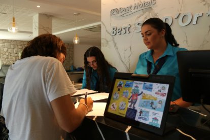 Un turista a la recepció d'un hotel de Vila-seca.