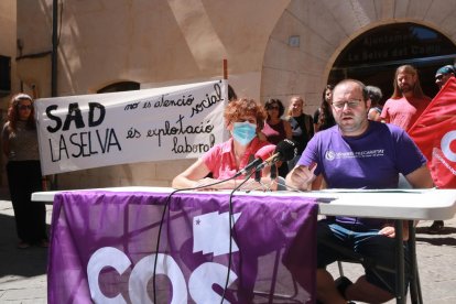 Imatge d'arxiu de Pol Sancho, membre del COS, i la treballadora que va denunciar la situació.