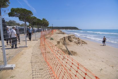 La regressió de la platja Llarga pels temporals ha apropat el perímetre de Las Palmeras al mar.