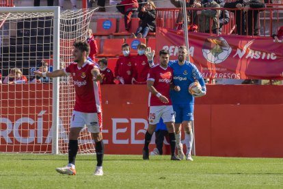 Els jugadors del Nàstic durant els minuts finals contra el Madrid Castilla, celebrant la victòria.