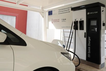 Prova de càrrega d'un vehicle a l'Institut Tecnològic de l'Energia.