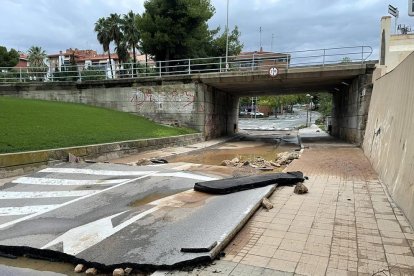 Les fortes pluges van deixar diversos carrers aixecats.