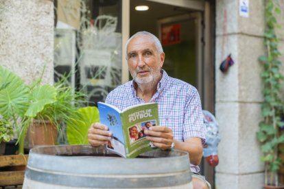 Ramon Folch Folch al Celler de Reus, l'establiment on es pot trobar el seu llibre 'Tastets de futbol'.