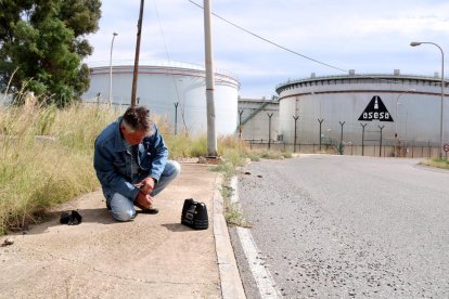 Uno de los técnicos de la Oficina de Gestión Ambiental midiendo la calidad del aire en la entrada de la empresa Asesa.