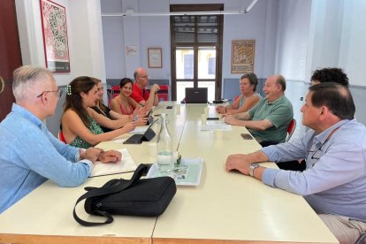 Imagen de la reunión que mantuvo Jacint Pallejà, portavoz del Tomb de Reus, con los socialistas.