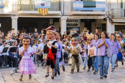 Els colls dels pares eren una posició privilegiada per veure l'espectacle en una plaça de l'Ajuntament plena de gom a gom.