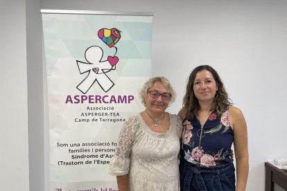 Imatge d'Elisenda Pascual (esquerra) i Laura Recha (dreta) a la seu d'Aspercamp a Tarragona.