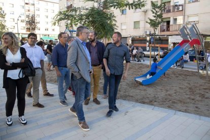 Els veïns del barri es van apropar ahir a la inauguració.