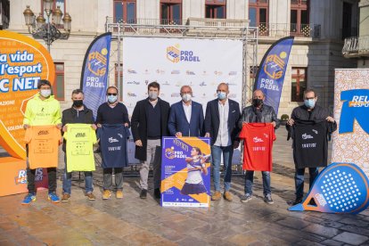 L'alcalde de Reus, Carles Pellicer, amb els representants dels diferents clubs que formen part de l'esdeveniment.