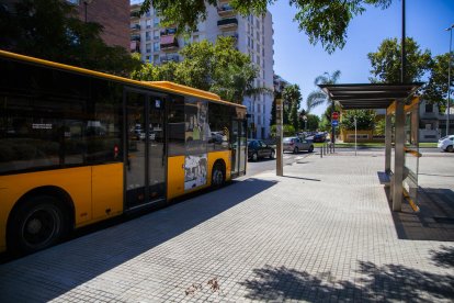 Imatge d'arxiu d'un autobús urbà al carrer Maria Aurèlia Capmany.