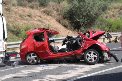 Imagen del estado en el que ha quedado el turismo accidentado.