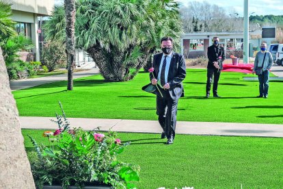 L'alcalde, Joan Maria Sardà, en la visita al monòlit del Lledó, que tornarà a ser un acte privat.