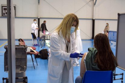 Imatge d'arxiu de vacunació de veïns de Cambrils.