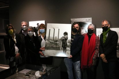 Foto de familia de l'Any Francesc Català-Roca, en el Museu d'Història.