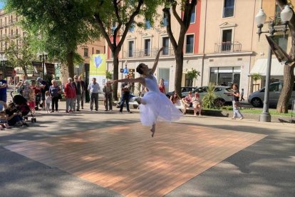 Imatge de la passada edició del maig amb una actuació d'Artemis a la Rambla Nova de Tarragona.