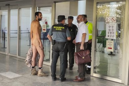 Imagen del hombre en la puerta de los juzgados.