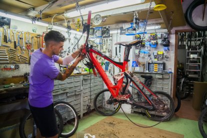 Imatge del taller de Mariné Bicicletes, present a Cambrils i a Tarragona, a l'avinguda del Principat d'Andorra.