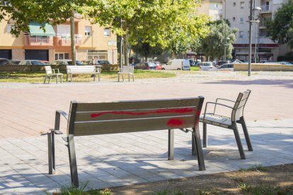 Imatge del banc en mal estat de la plaça de Cuba de Sant Pere i Sant Pau.