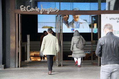 Compradors entrant a un centre comercial de Barcelona.