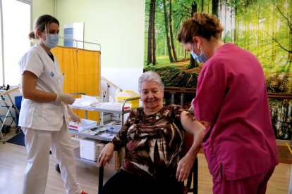 Una usuaria de la residencia Sant Miquel Arcàngel de Tortosa, recibiendo la vacuna de la covid.