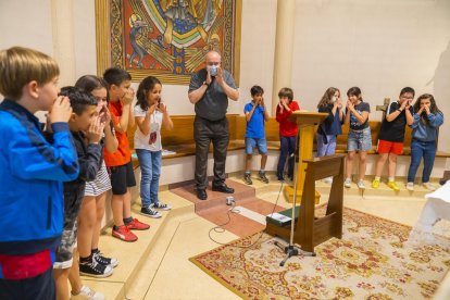 Imatge d'un assaig a la Parròquia de Crist Rei amb els nens que faran la primera comunió enguany.