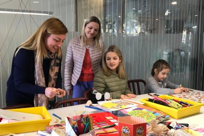 Irina, ucraniana residente en Rubí, ayuda a Alexandra ya sus hijas, refugiadas de la guerra y alojadas en un albergue de El Prat de Llobregat.