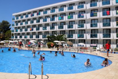 Turistes banyant-se a la piscina d'un hotel de la Pineda.