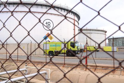 Camiones de bomberos del parque químico en el interior de la empresa ASESA.