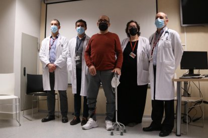 El paciente Àlex Ramírez -aen el centre- con el equipo médico que lo lleva.