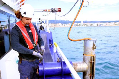 Un técnico recogiendo la sonda para efectuar la batimetría frente a la costa de l'Ampolla