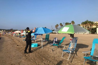 Imatge dels avisos que està realitzant la Guàrdia Urbana de Vila-seca a la platja de la Pineda.