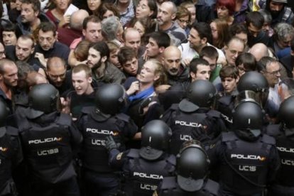 Antidisturbis de la Policia Nacional intenten neutralitzar als manifestants durant l'1-O.