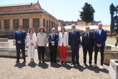 El ministro de Cultura, Miquel Iceta, y la ministra de Indústria, Reyes Maroto, en la Necrópolis.