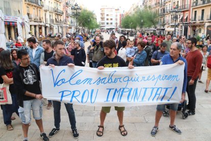 Una cinquantena de persones s'ha concentrat a la plaça de la Font.