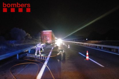 Imagen del camión accidentado en la AP2, en Vila-rodona.