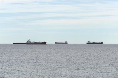 La situació de congestió que es viu al Port de Tarragona obliga a molts vaixells a quedar-se fora dels molls esperant que quedi un lloc lliure