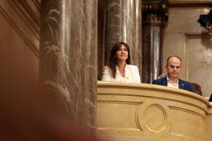 La presidenta del Parlament suspendida, Laura Borràs, y el secretario general de Junts, Jordi Turull, observando el debate de política general.