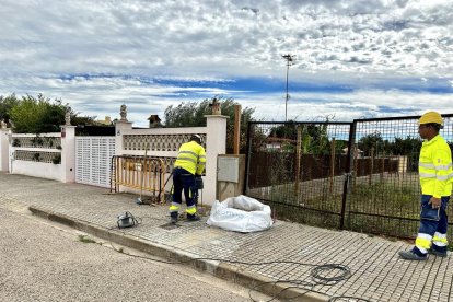 Imagen de los trabajadores empezando los trabajos, ayer.