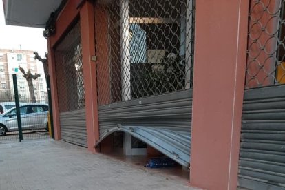 Los ladrones utilizaron un sistema de palanca para levantar la persiana.