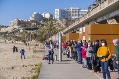 Unas 200 personas formaron la cadena humana de punta a punta de la actual plataforma.