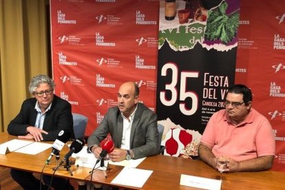 D'esquerra a dreta: Pere Bové, president Celler Cooperatiu de Gandesa, Carles Luz, alcalde de Gandesa, i Ramon Roset, director dels Premis Vinari.