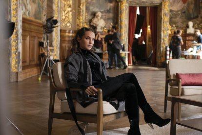 Fotograma de la sèrie 'Irma Vep' d'HBO Max, protagonitzada per Alciia Vikander.