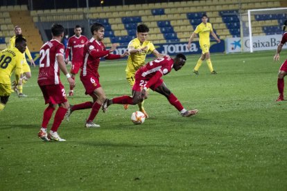 Jannick Buyla va tenir la millor oportunitat del partit contra el Villarreal B des de la frontal.