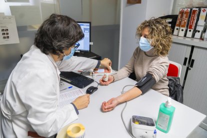 Imatge d'arxiu d'un metge atenent una pacient a l'Hospital Joan XXIII de Tarragona.