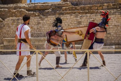 Gladiadors lluitant a l'arena de l'amfiteatre, en una edició anterior del festival Tarraco Viva.